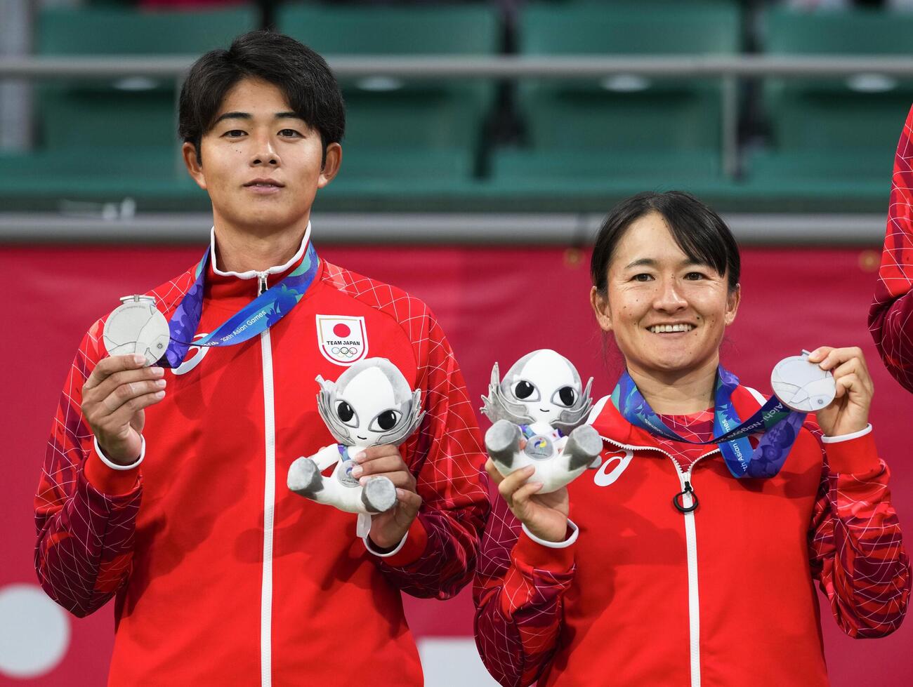 混合ダブルスで銀メダルを獲得した青山修子（右）、楠原悠介組＝名古屋市東山公園TC(共同)