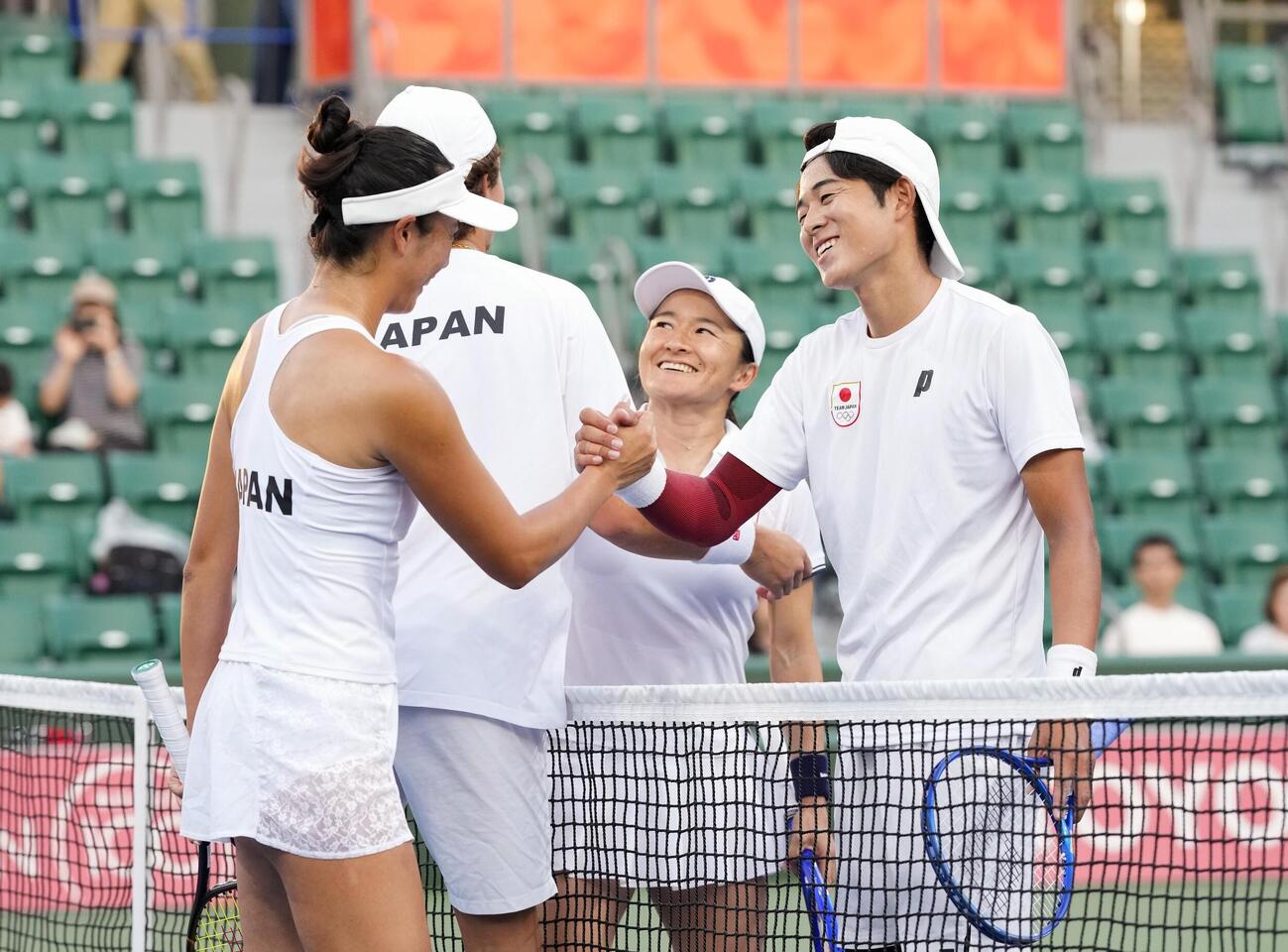 混合ダブルス決勝で敗れた青山修子（右から2人目）、楠原悠介（右端）組＝名古屋市東山公園TC(共同)