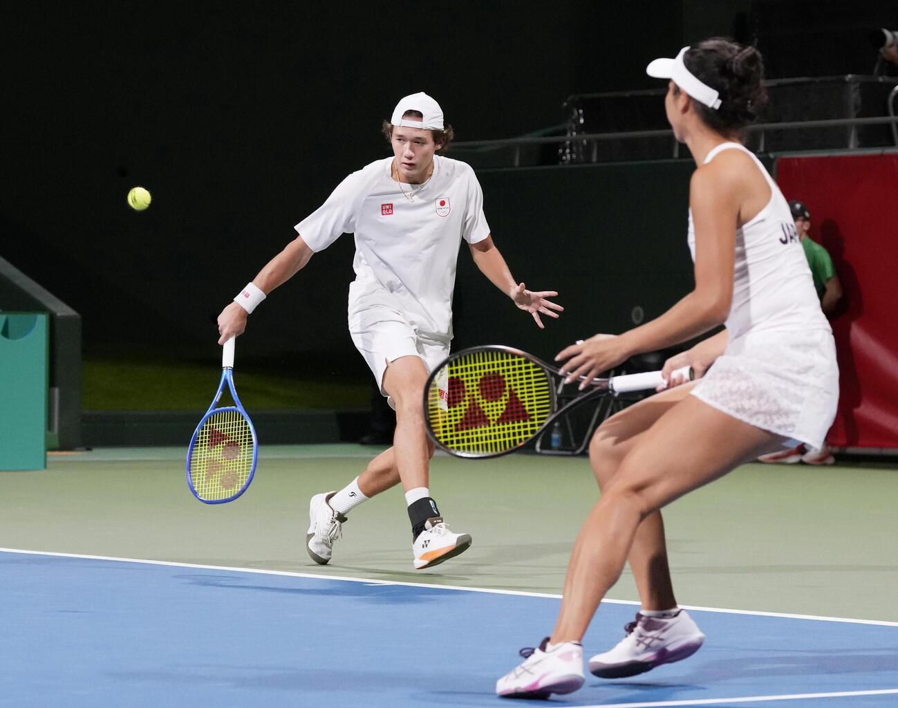 混合ダブルス準決勝　プレーする柴原瑛菜（右）、フレンド原ジェイ組＝名古屋市東山公園TC(共同)