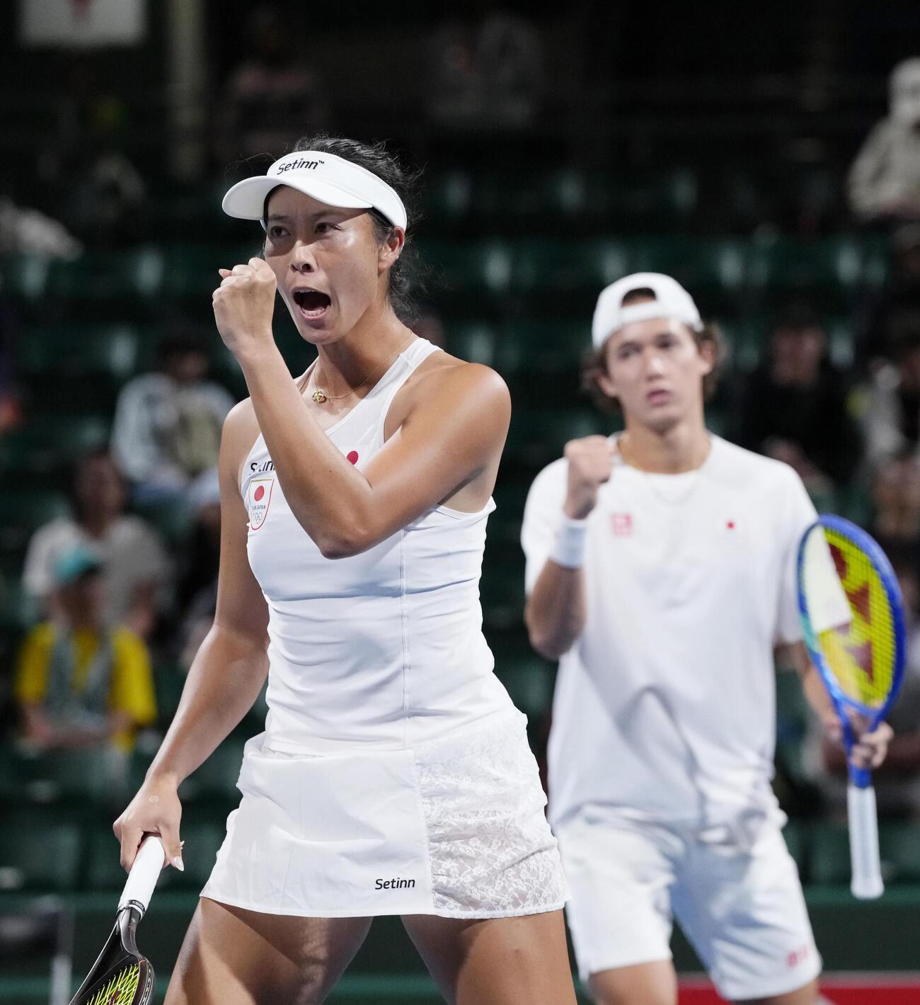 混合ダブルス準決勝　ポイントを奪い喜ぶ柴原瑛菜（左）、フレンド原ジェイ組＝名古屋市東山公園TC(共同)