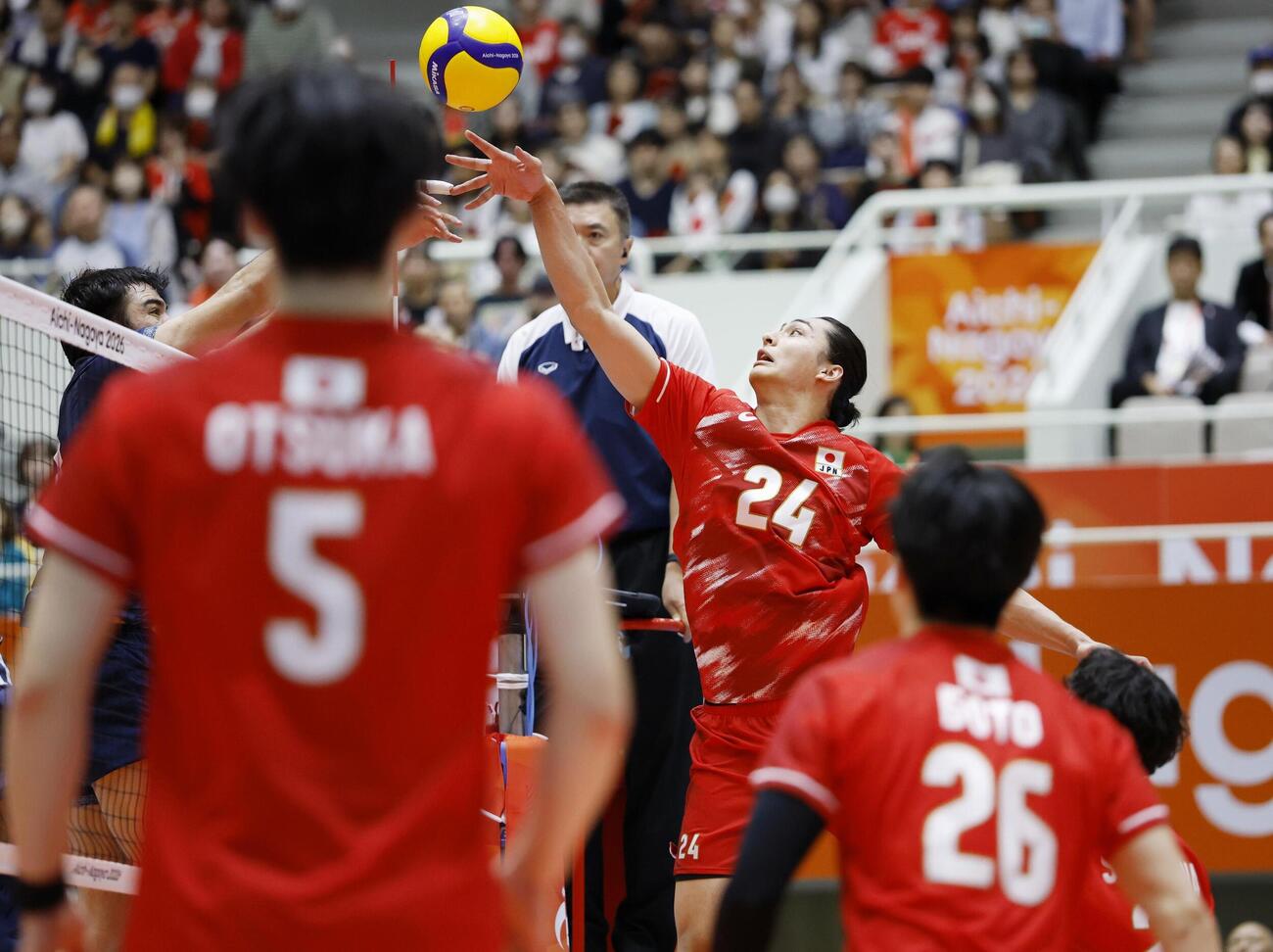 日本－イラン　第3セット、押し込む高橋慶＝岡崎市総合体育館(共同)