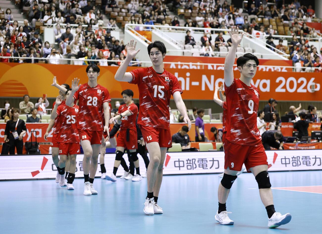 男子決勝でイランに敗れ、観客にあいさつする（右から）河東、甲斐ら（共同）