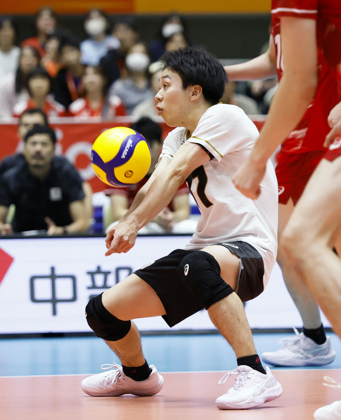 日本－イラン　第3セット、レシーブする高橋和（共同）