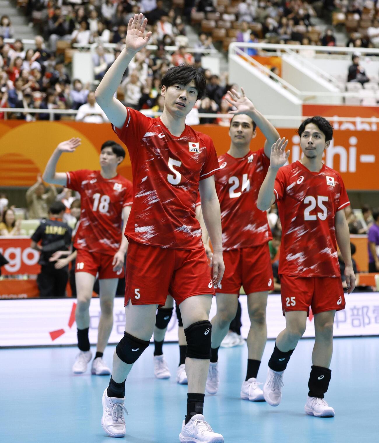 男子決勝でイランに敗れ、観客にあいさつする大塚（手前）ら（共同）