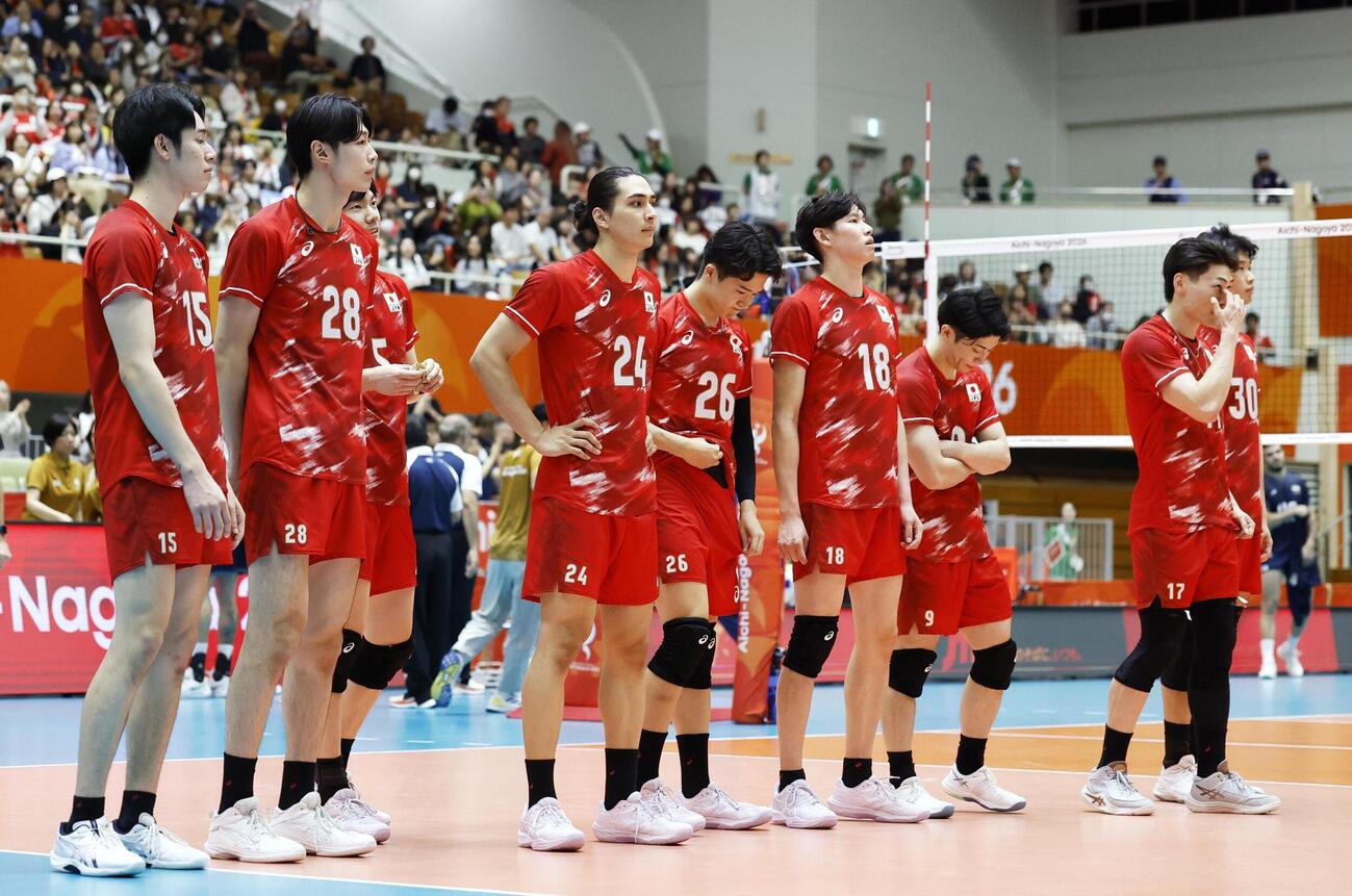 男子決勝でイランに敗れた日本（共同）