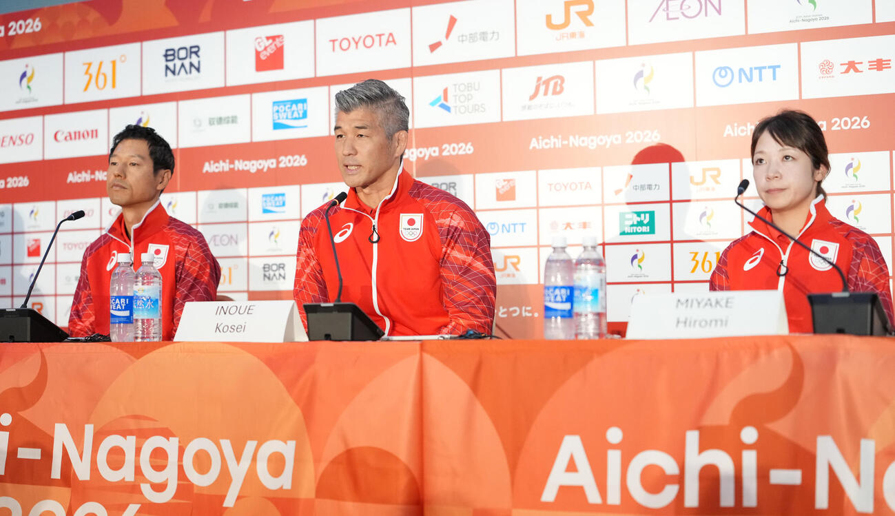 会見する左からTEAM JAPANの水鳥寿思副団長、井上康生団長、三宅宏実副団長（撮影・森本幸一）