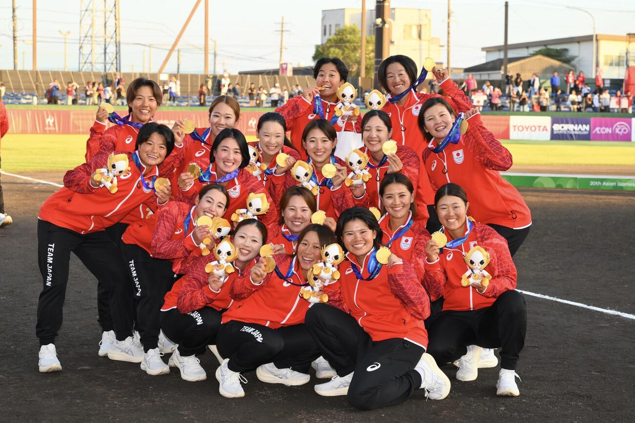 ソフトボール決勝　日本対中国　金メダルを手に記念撮影する選手たち（撮影・滝沢徹郎）
