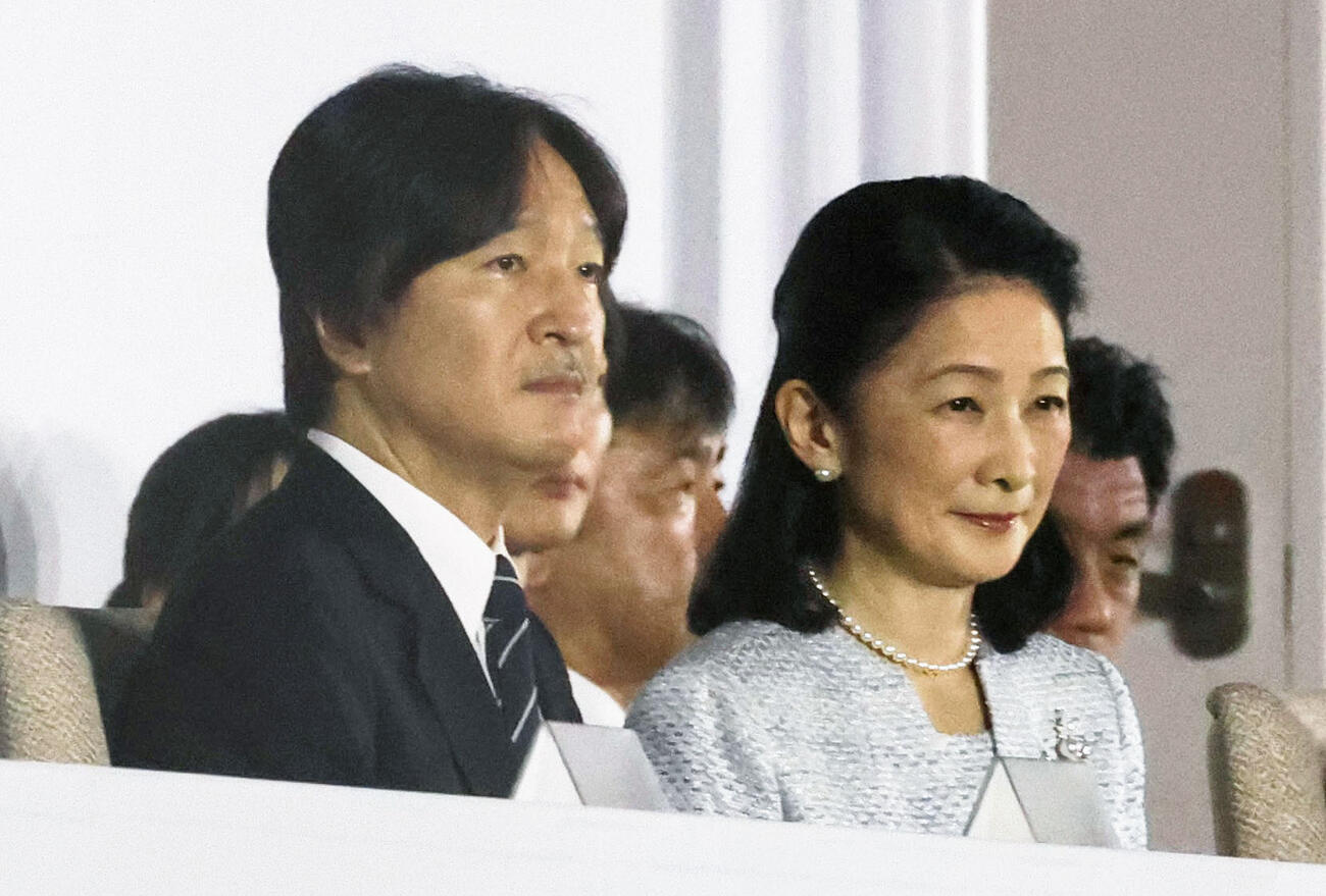 閉会式に出席された秋篠宮ご夫妻＝4日、パロマ瑞穂スタジアム（代表撮影）（共同）