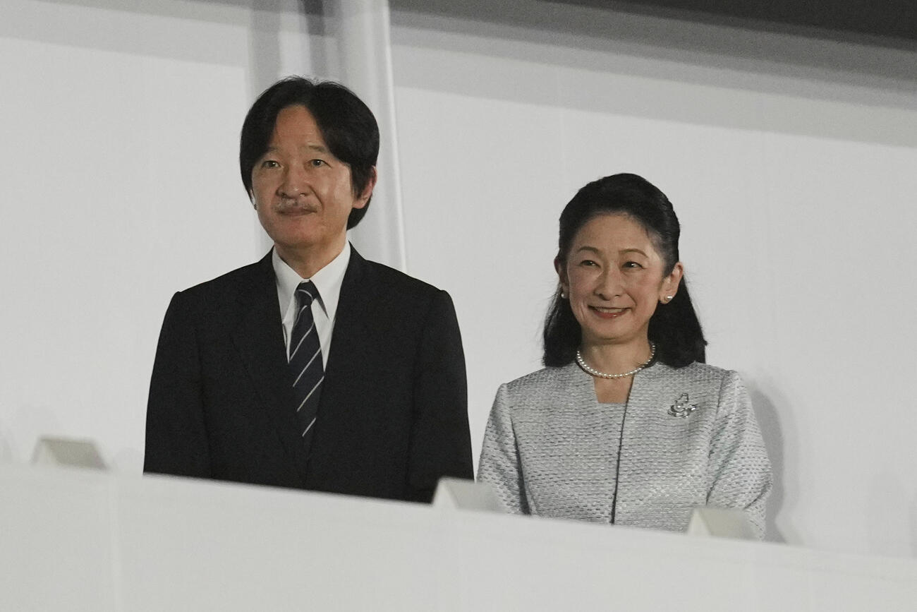 閉会式に出席された秋篠宮ご夫妻（AP）