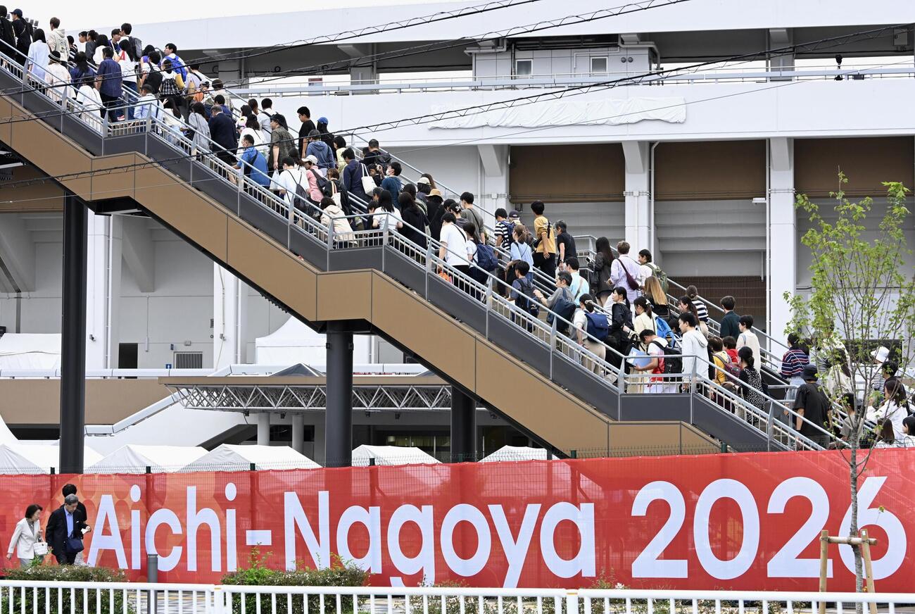 閉会式が行われるパロマ瑞穂スタジアムに向かう人たち＝4日