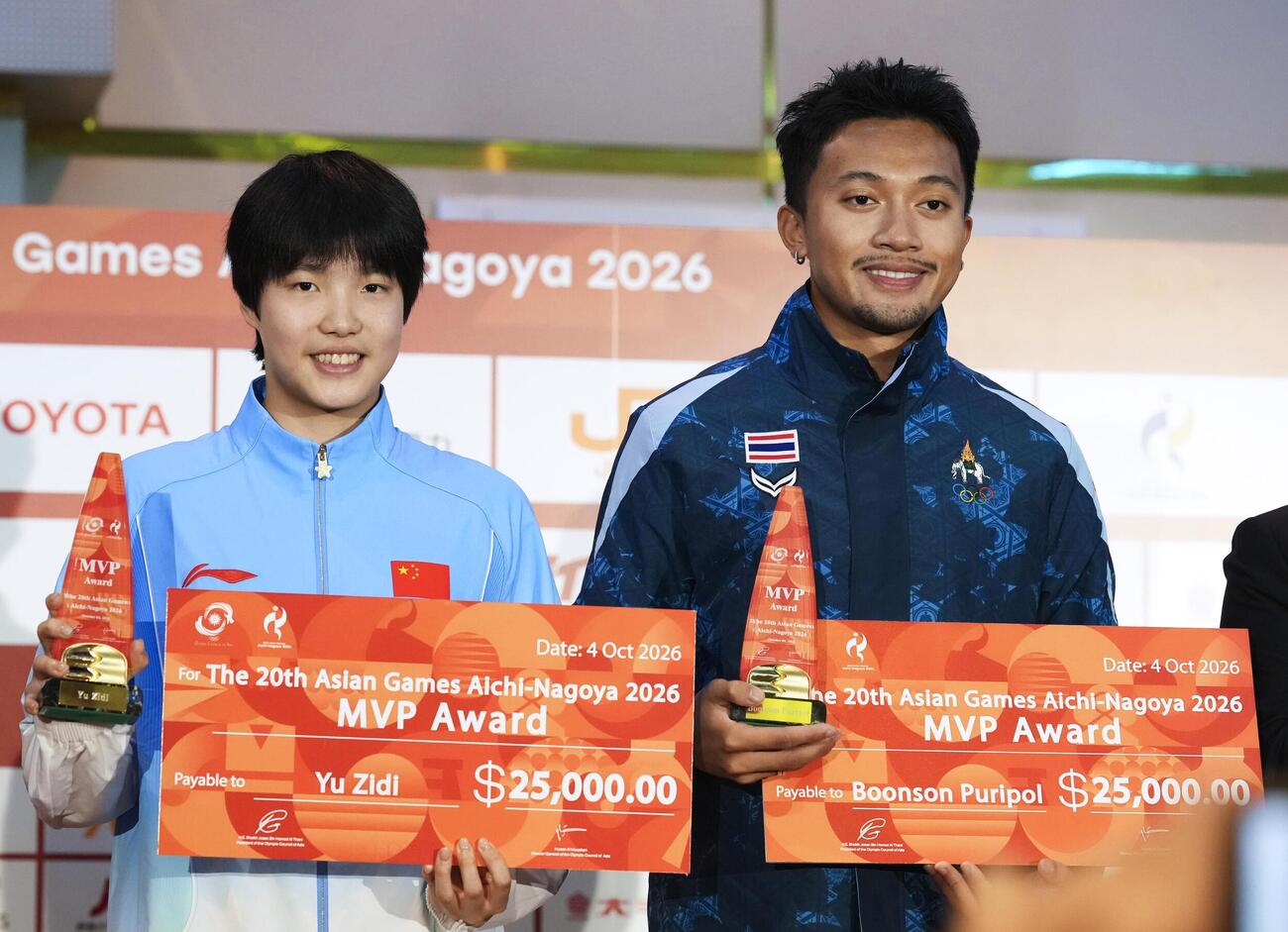 大会MVPに選ばれた陸上男子のプリポン・ブーンソン（右）と競泳女子の于子迪＝4日午後、名古屋市(共同)