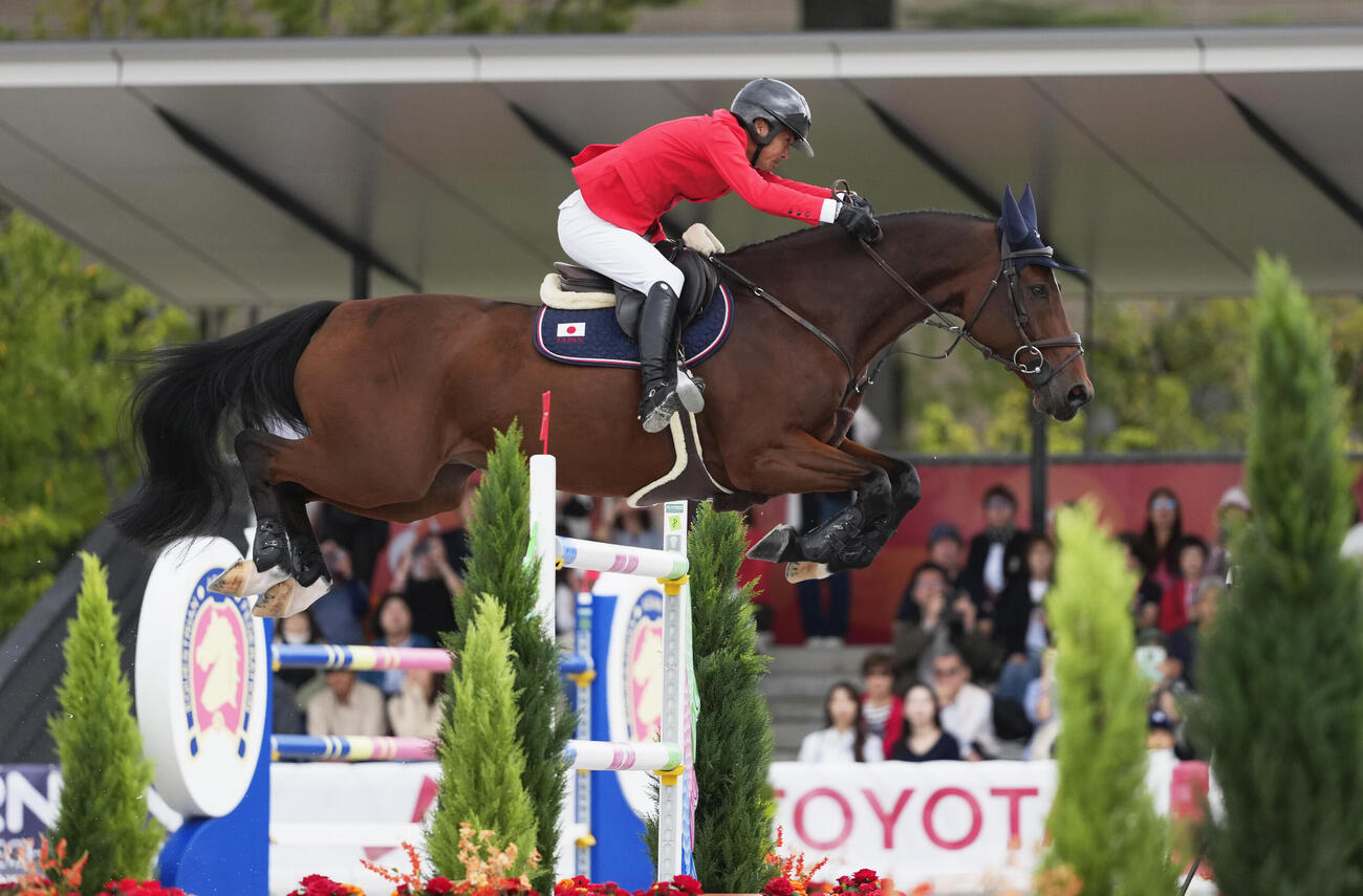 障害馬術個人B決勝　競技する杉谷泰造（共同）