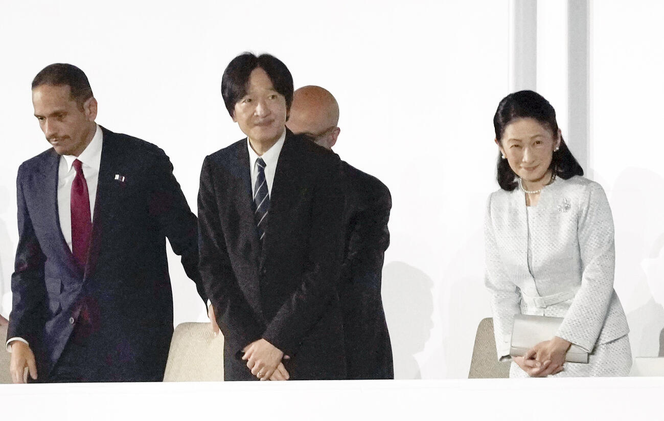 閉会式に出席された秋篠宮ご夫妻（共同）