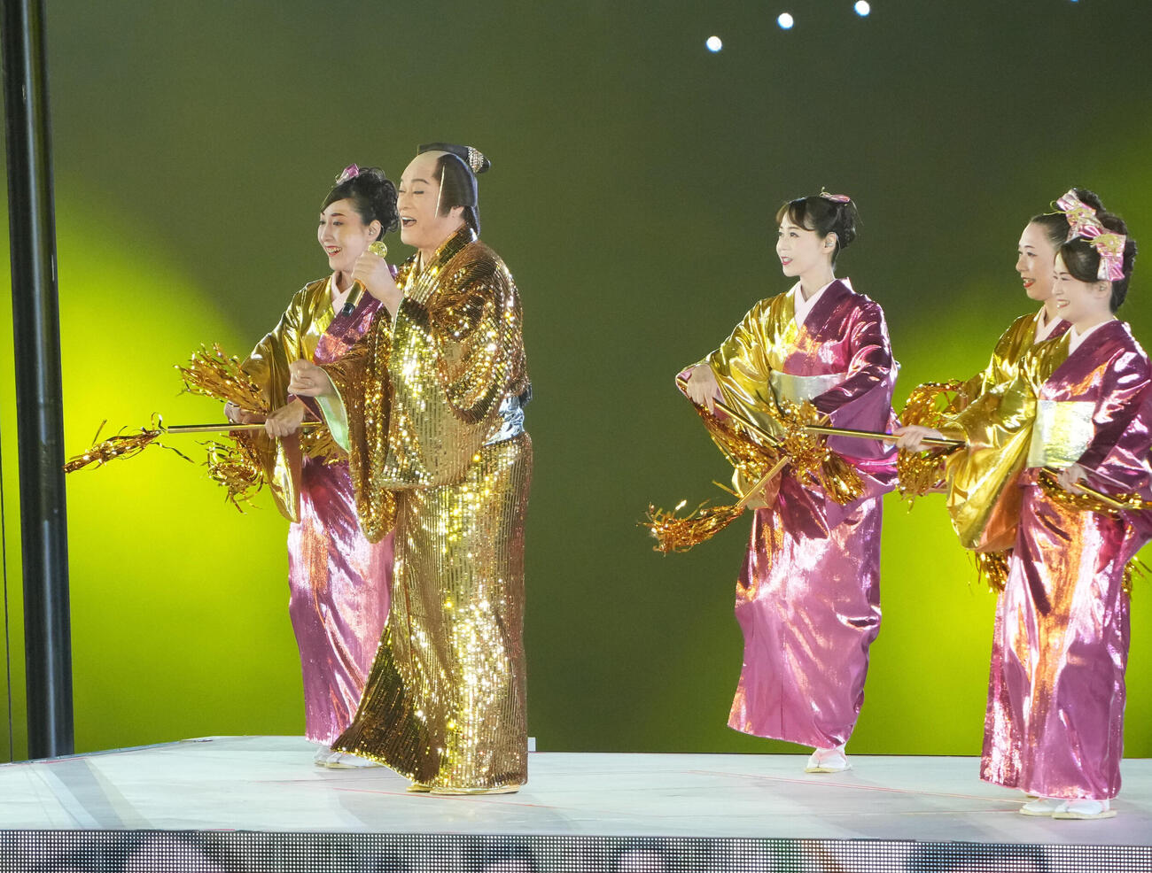 閉会式でマツケンサンバを熱唱する松平健（撮影・森本幸一）