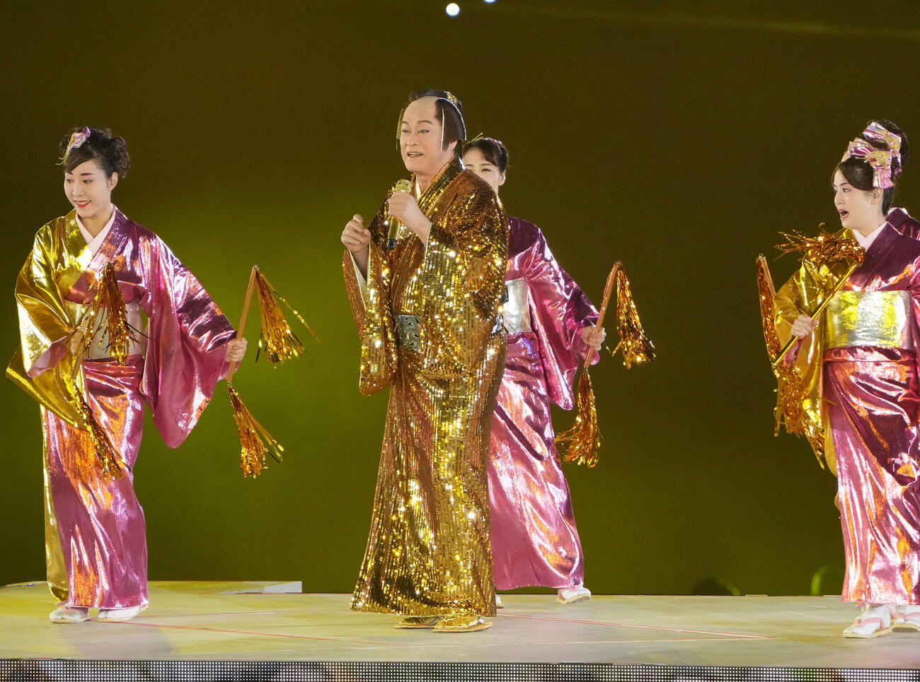 閉会式でマツケンサンバを熱唱する松平健（撮影・森本幸一）
