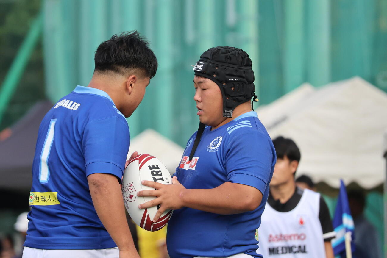 東海大対法大　ライアウトのサイン交換をする東海大スローワーの川村航平（右）と佐々木天雅