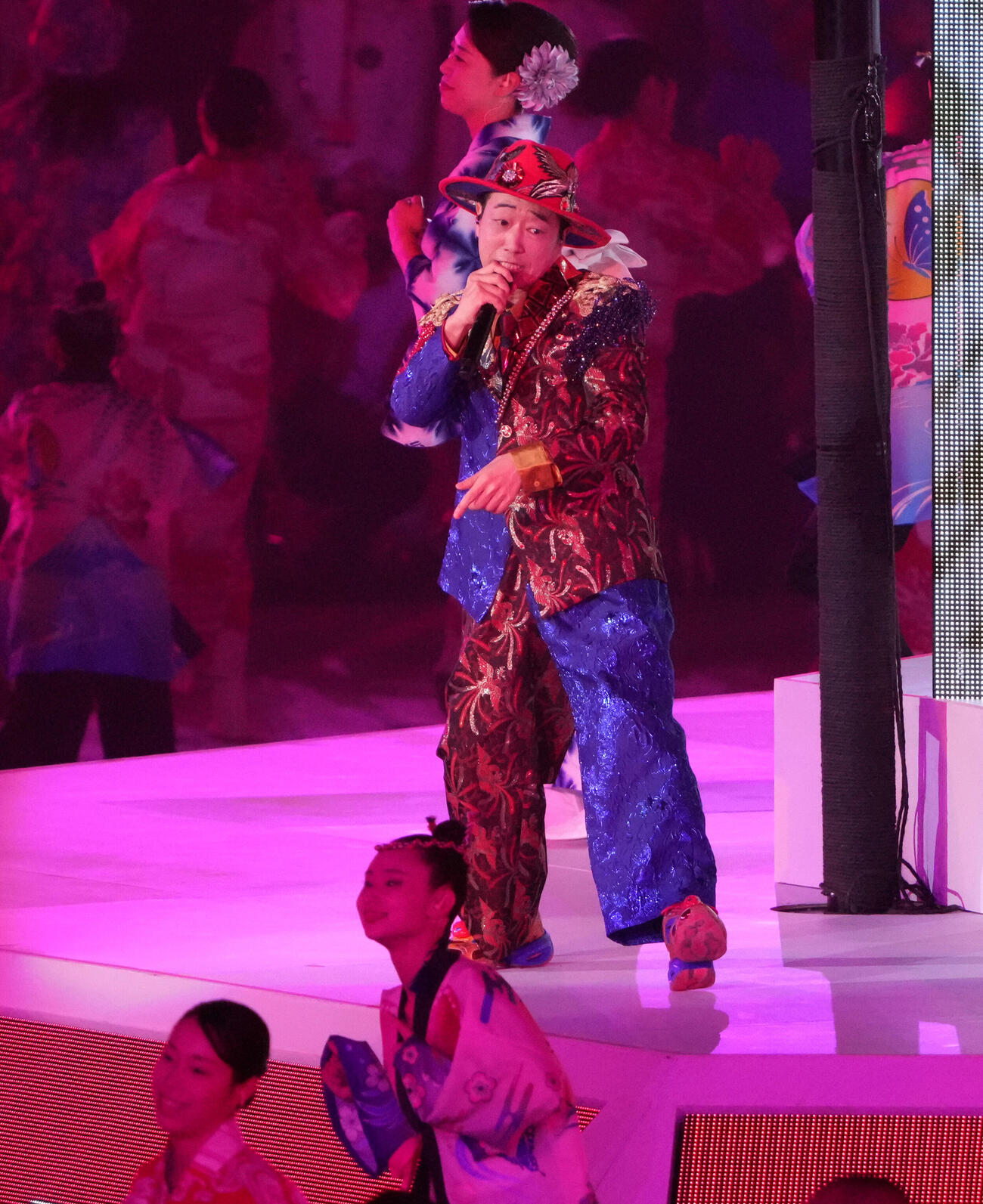 閉会式で曲を披露し会場を盛り上げるSEAMO（撮影・森本幸一）