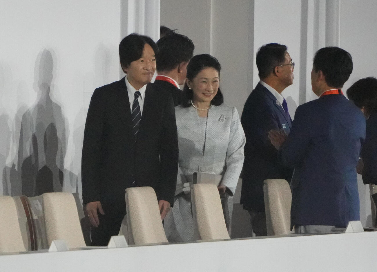 閉会式　会場入りする秋篠宮夫妻（撮影・森本幸一）