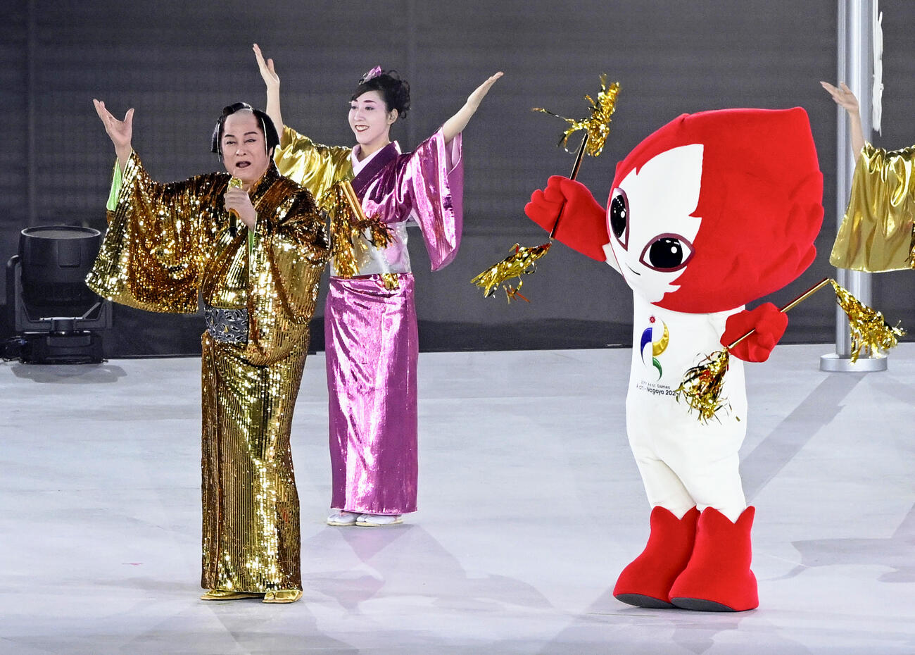閉会式で披露された「マツケンサンバ2」。左は松平健さん＝4日、パロマ瑞穂スタジアム（共同）