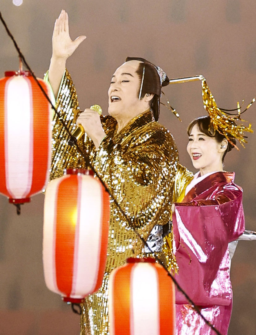 閉会式で「マツケンサンバ2」を披露する松平健さん（左）＝4日、パロマ瑞穂スタジアム（共同）