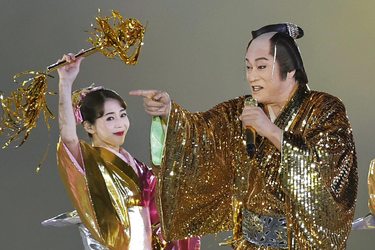 閉会式で「マツケンサンバ2」を披露する松平健さん（右）＝4日、パロマ瑞穂スタジアム（共同）