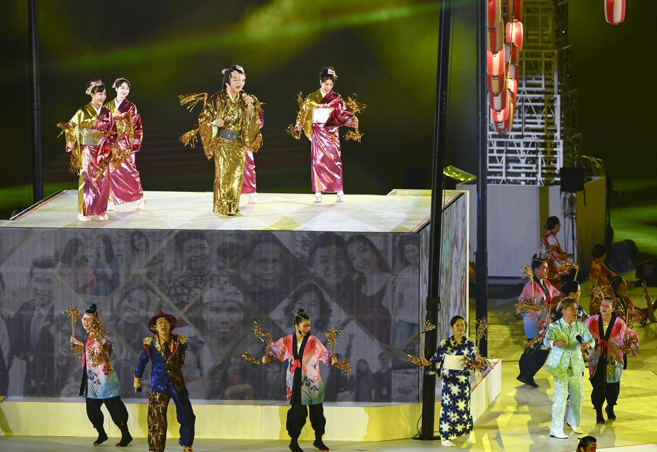 閉会式で披露された「マツケンサンバ2」＝4日、パロマ瑞穂スタジアム（共同）