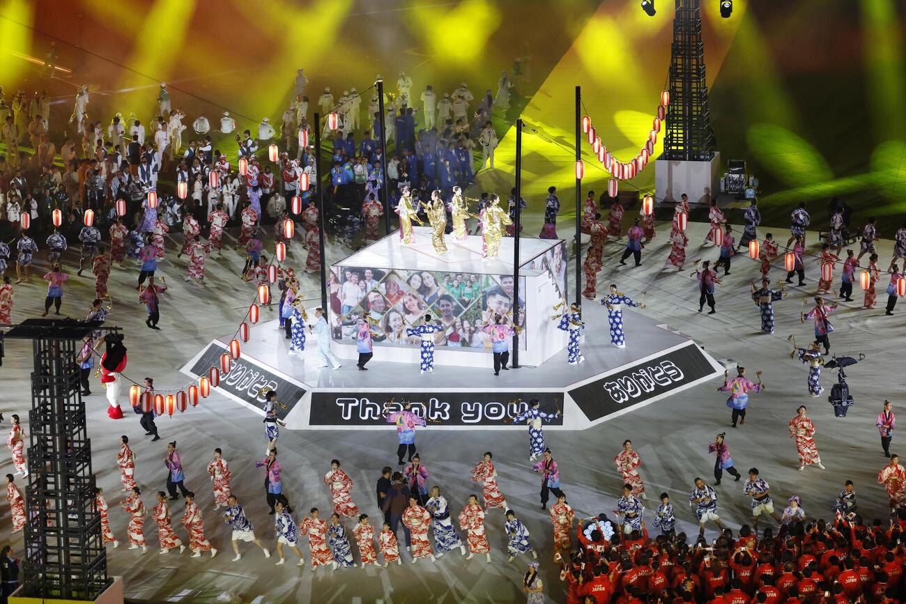 閉会式で披露された「マツケンサンバ2」＝4日、パロマ瑞穂スタジアム（共同）