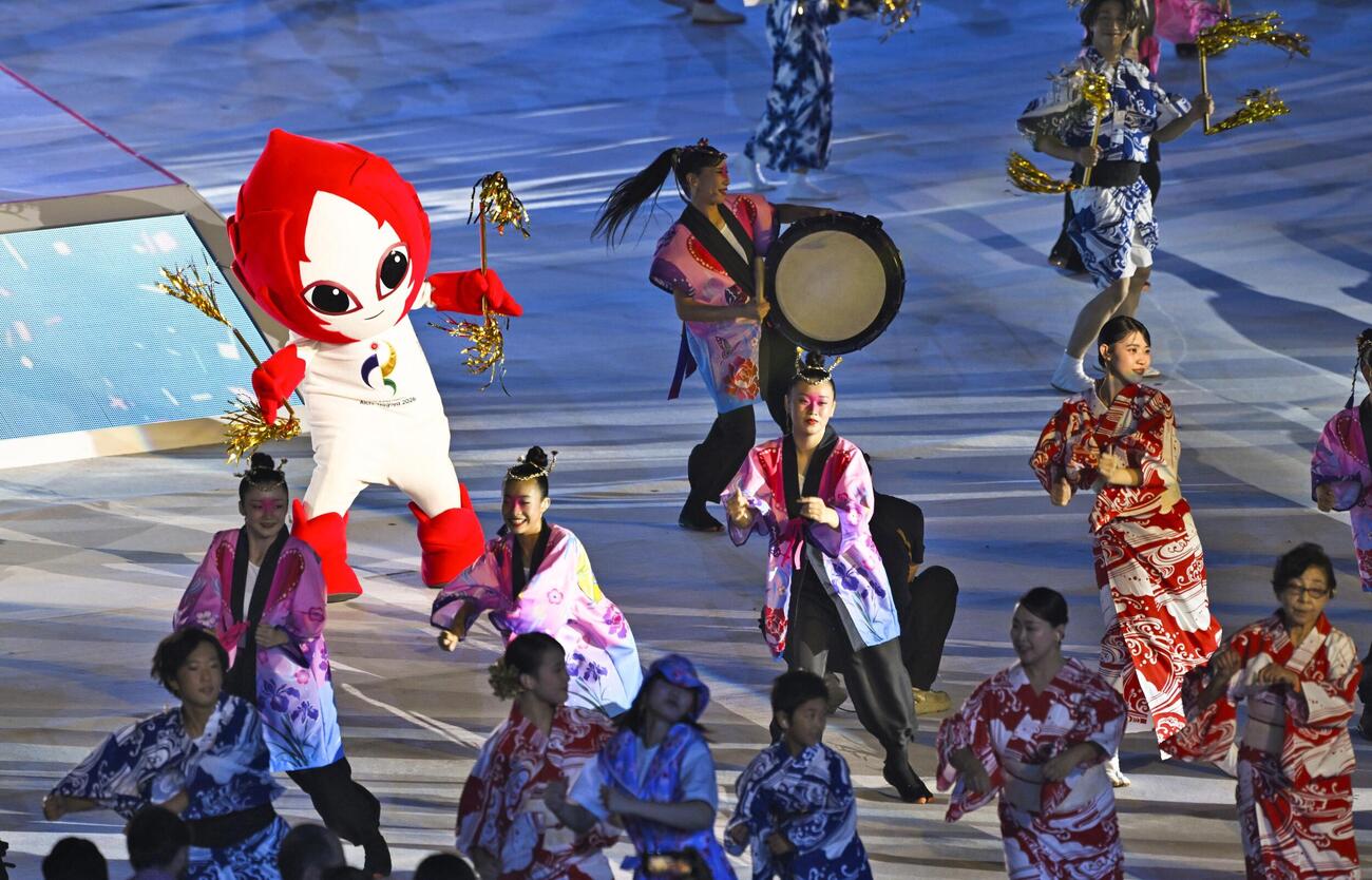閉会式で披露された盆踊り＝4日、パロマ瑞穂スタジアム（共同）