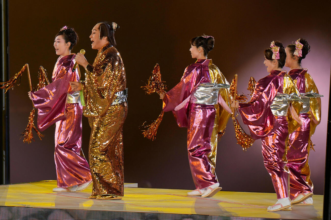 閉会式でマツケンサンバを熱唱する松平健（AP）
