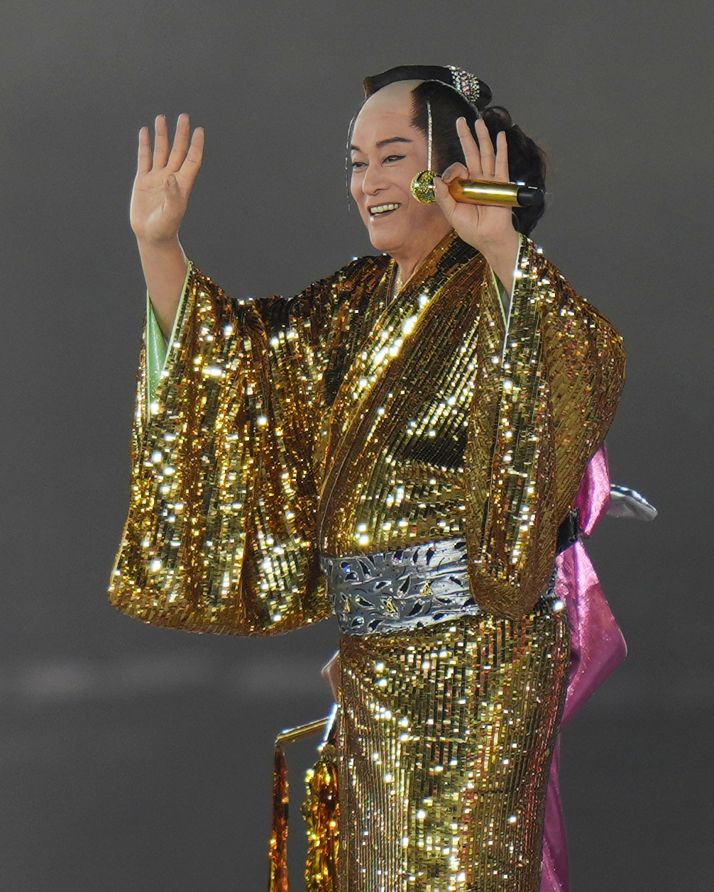 閉会式でマツケンサンバを熱唱する松平健（AP）