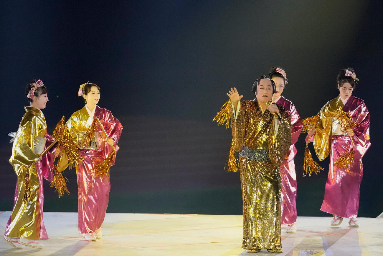 閉会式でマツケンサンバを熱唱する松平健（AP）