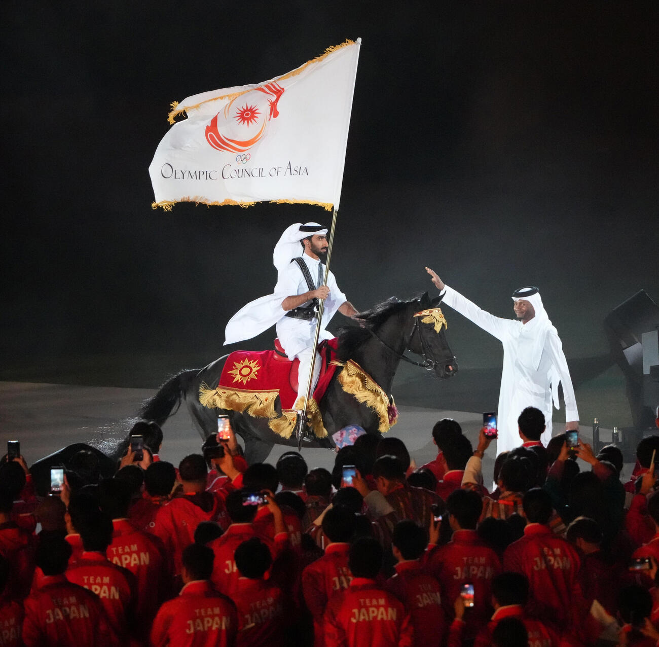 閉会式で大会旗がカタールへ向かう（撮影・森本幸一）