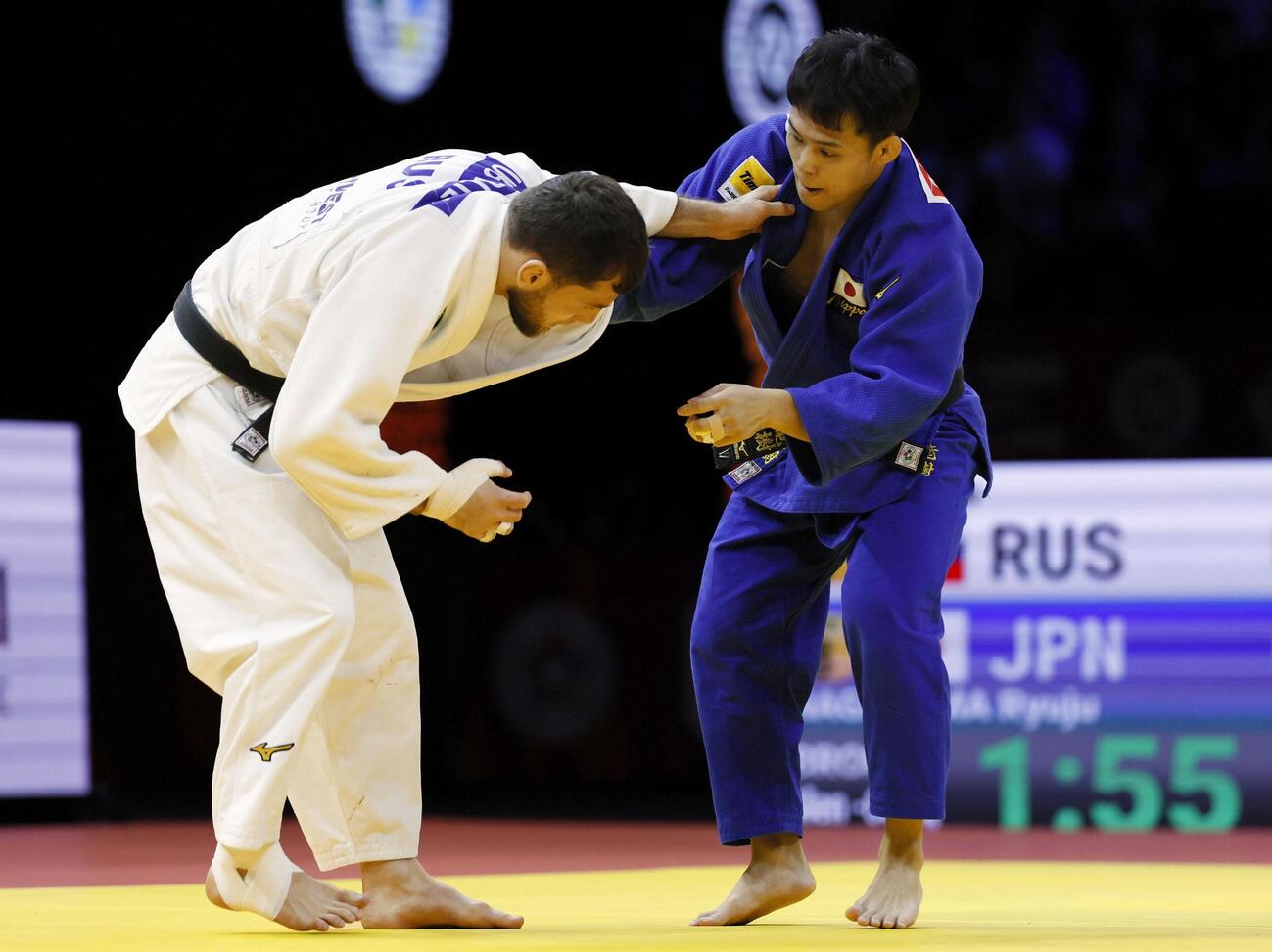 男子60キロ級3位決定戦　ロシア選手（左）と対戦する永山竜樹（共同）