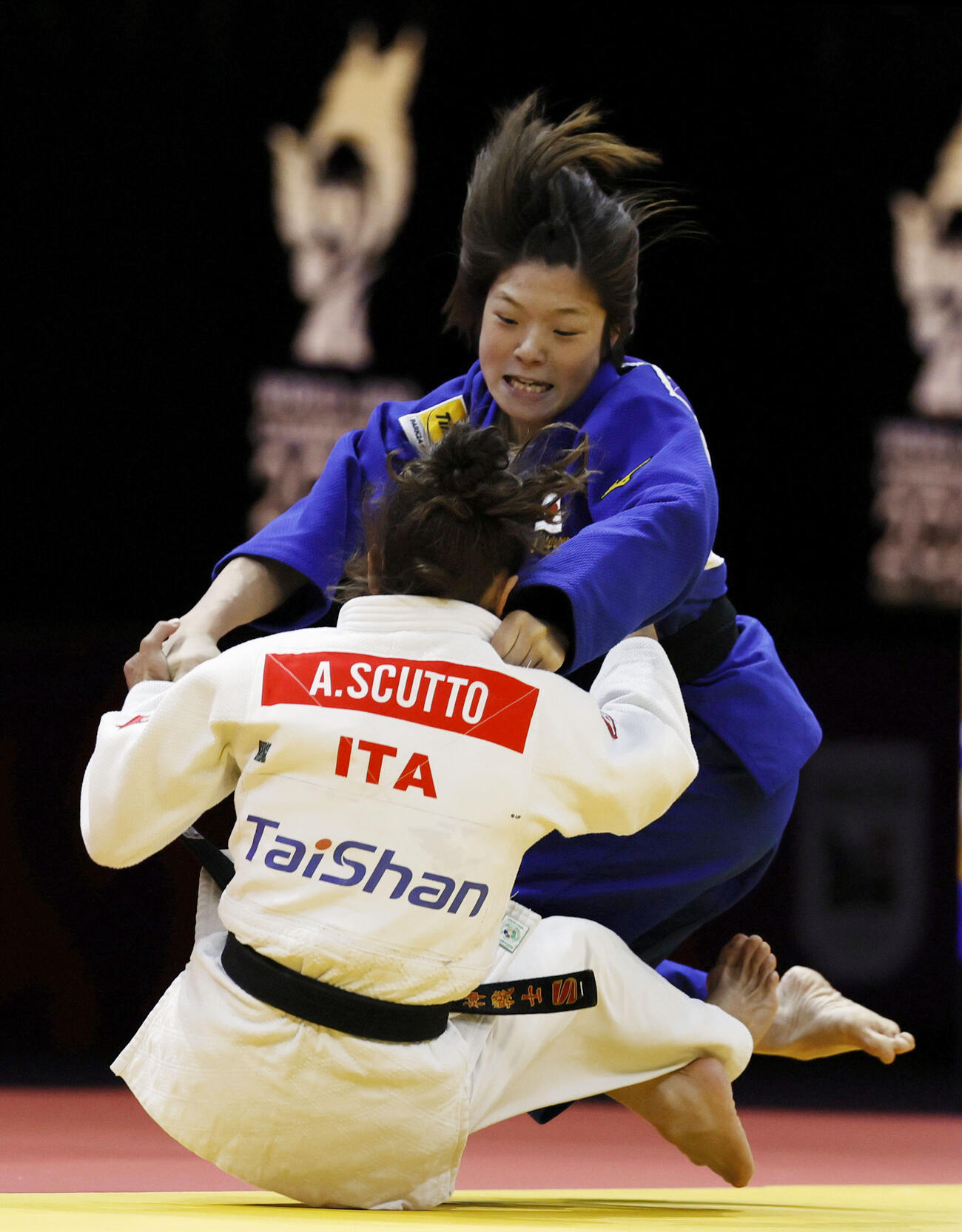 女子48キロ級決勝　イタリア選手（手前）と対戦する古賀若菜（共同）