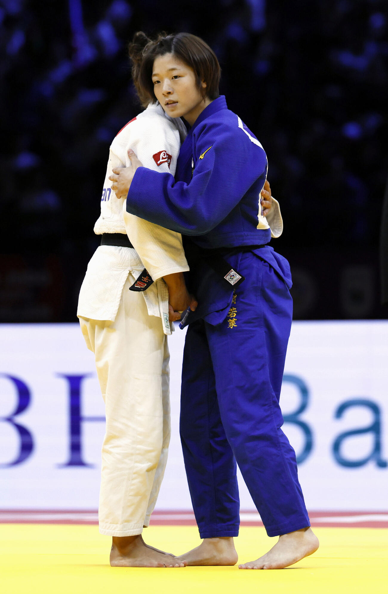 女子48キロ級でイタリア選手（左）を破り、初優勝した古賀若菜（共同）