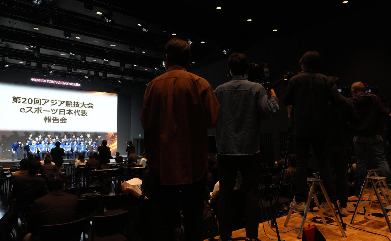 多くの報道陣が集まる中、アジア大会eスポーツ日本代表報告会が行われる（撮影・足立雅史）