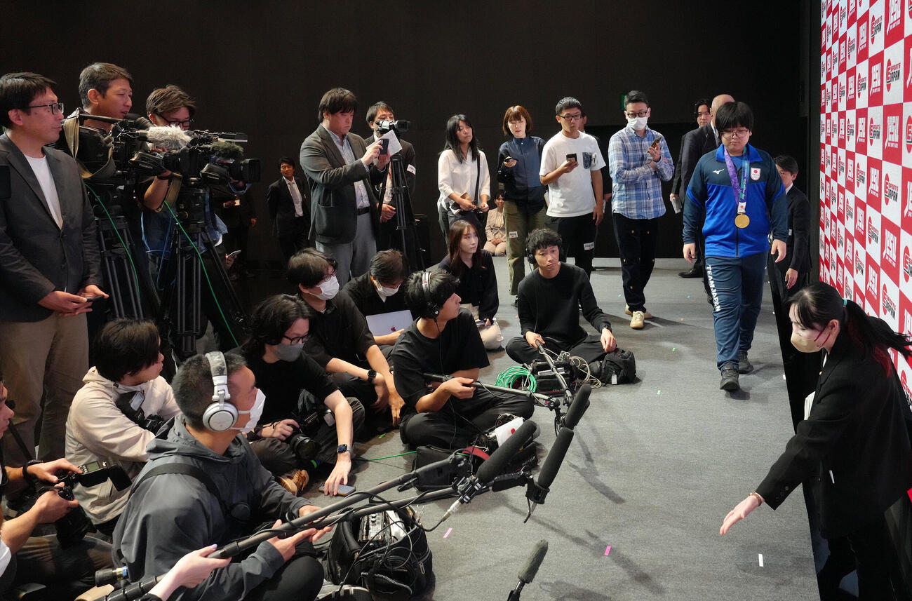 多くの報道陣が集まる中、囲み取材に応じるeスポーツ「ぷよぷよ」の栗原悠輝（撮影・足立雅史）