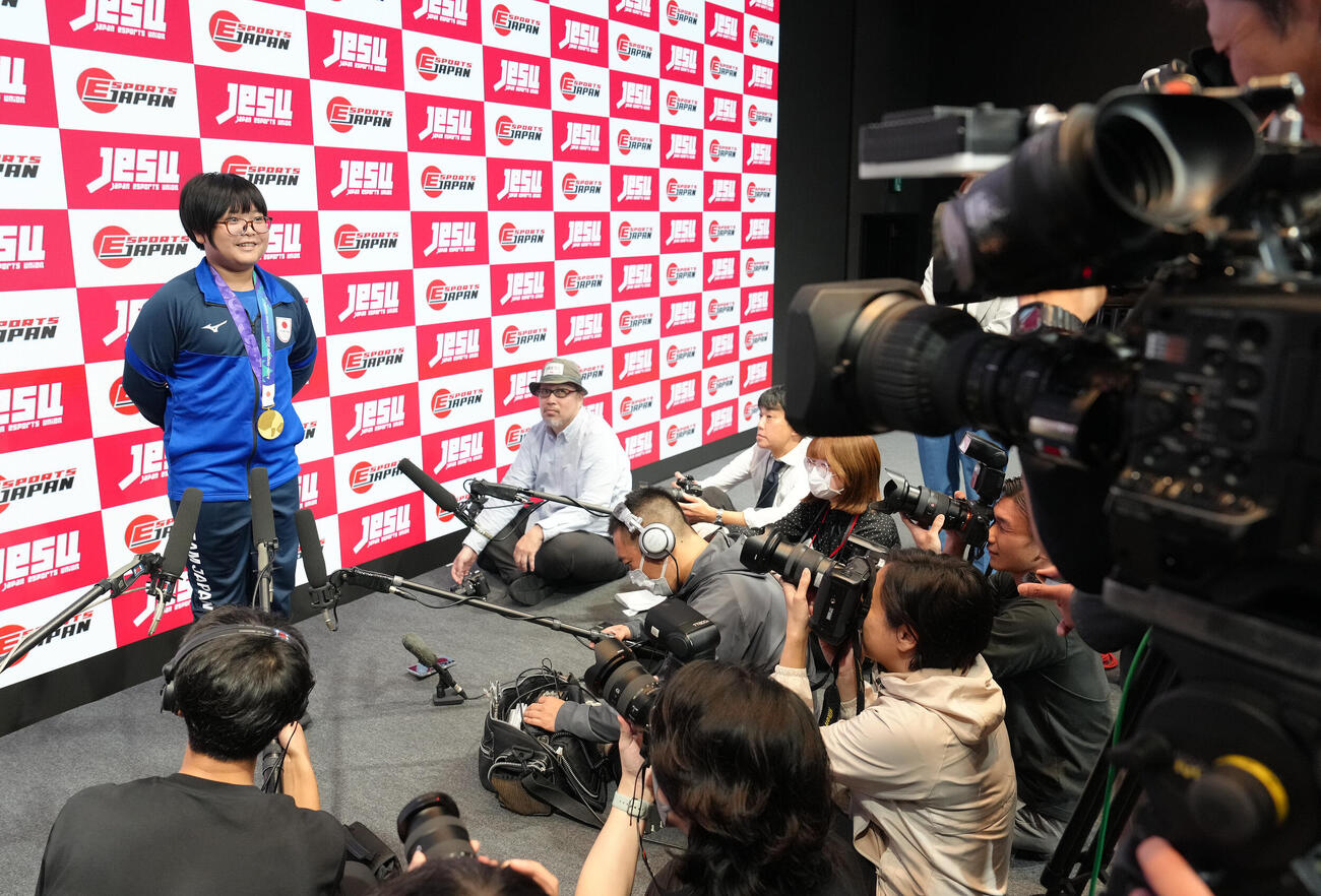 多くの報道陣が集まる中、アジア大会金メダルの喜びを語るeスポーツ「ぷよぷよ」の栗原悠輝（撮影・足立雅史）