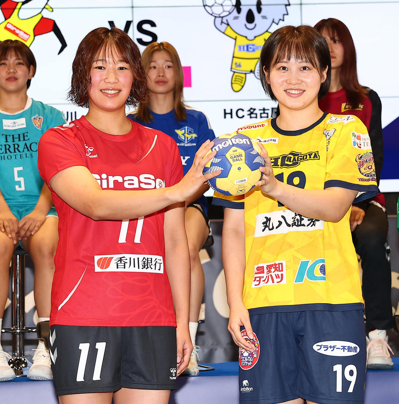 開幕戦で対戦する、香川銀行シラソル香川の和田薫（左）とHC名古屋の佐藤那有（撮影・野上伸悟）