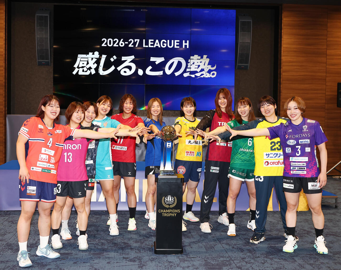 2026－27　リーグH開幕記者会見に登場した女子の各チーム主将。左から、アランマーレ富山高比良琉南、熊本ビューストピンディーズ須田希世子、飛騨高山ブラックブルズ岐阜角森彩、ザ・テラスホテルズ　ラティーダ琉球長谷川真子、香川銀行シラソル香川の和田薫、ブルーサクヤ鹿児島笠井千香子、HC名古屋佐藤那有、大阪ラヴィッツ泉幸歩、ハニービー石川前田みのり、イズミメイプルレッズ広島山本春花、三重バイオレットアイリス初見実梛子（撮影・野上伸悟）