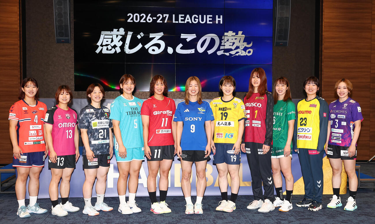 2026－27　リーグH開幕記者会見に登場した女子の各チーム主将。左から、アランマーレ富山高比良琉南、熊本ビューストピンディーズ須田希世子、飛騨高山ブラックブルズ岐阜角森彩、ザ・テラスホテルズ　ラティーダ琉球長谷川真子、香川銀行シラソル香川の和田薫、ブルーサクヤ鹿児島笠井千香子、HC名古屋佐藤那有、大阪ラヴィッツ泉幸歩、ハニービー石川前田みのり、イズミメイプルレッズ広島山本春花、三重バイオレットアイリス初見実梛子（撮影・野上伸悟）