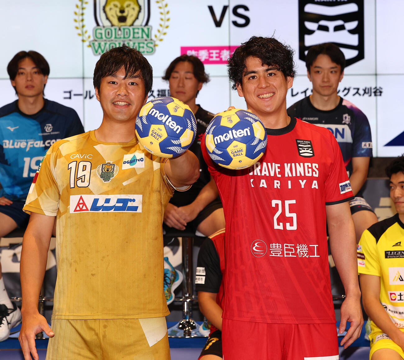 開幕カードで対戦するとゴールデンウルヴス福岡河田潤（左）とブレイブキングス刈谷山田信也（撮影・野上伸悟）