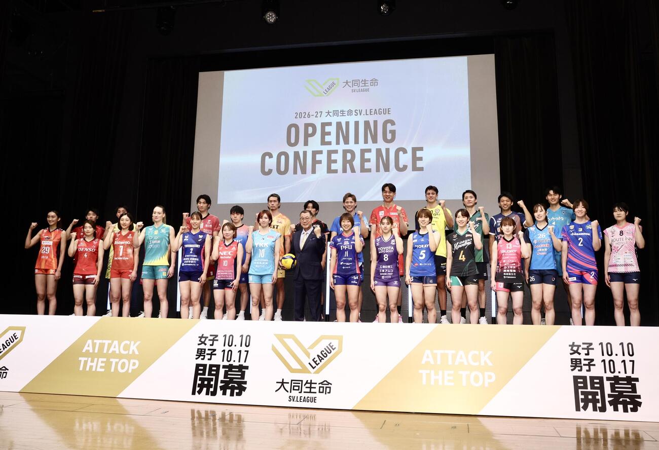 大河正明チェアマン（前例中央）を囲み写真に納まる大同生命SV．LEAGUEの出場選手たち（撮影・河田真司）