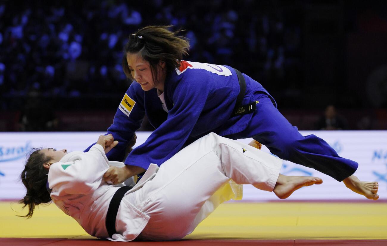 女子52キロ級決勝　アリアネ・トロソレル（下）を攻める阿部詩（共同）