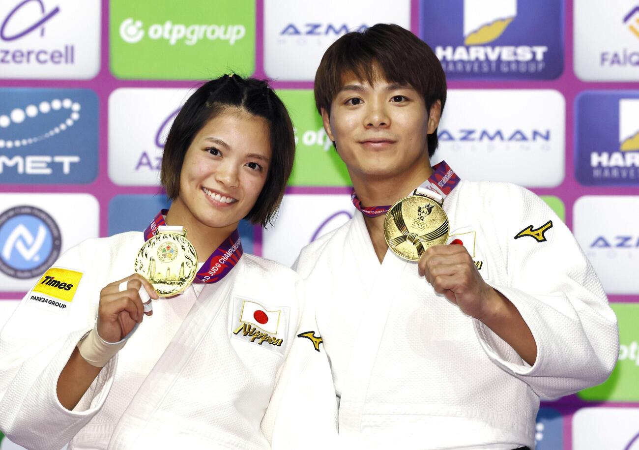 金メダルを手にする女子52キロ級の阿部詩（左）と男子66キロ級の阿部一二三（共同）