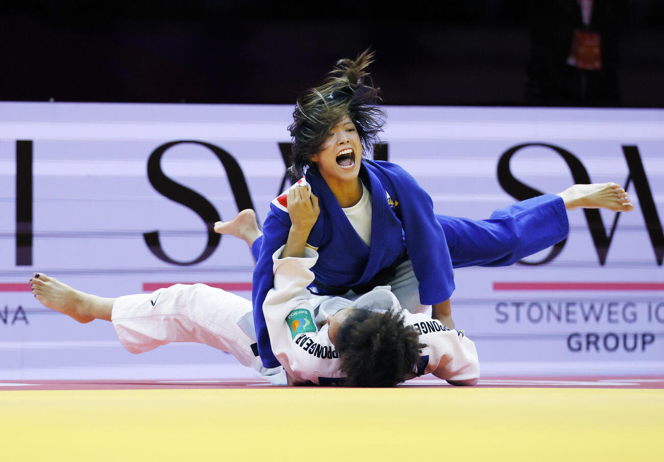 女子52キロ級準決勝　スペイン選手（下）に勝利した阿部詩＝バクー（共同）