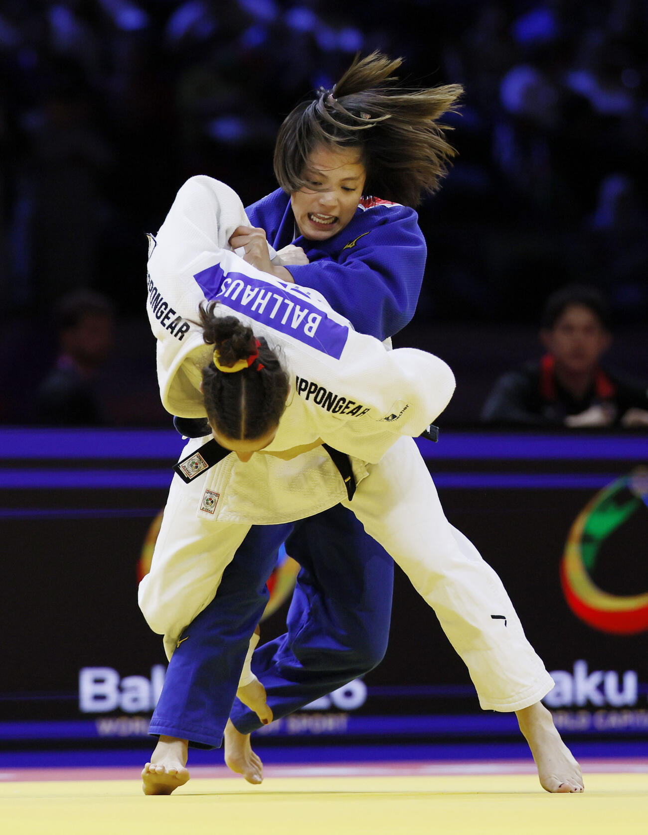 女子52キロ級準々決勝　バルハウス（手前）と対戦する阿部詩＝バクー（共同）