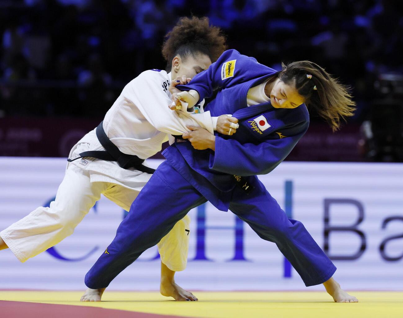 女子52キロ級準決勝　スペイン選手（左）を攻める阿部詩＝バクー（共同）