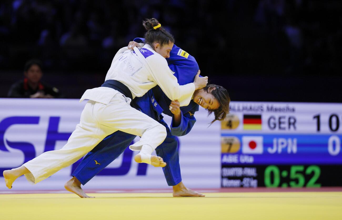 女子52キロ級準々決勝　バルハウス（左）と対戦する阿部詩＝バクー（共同）