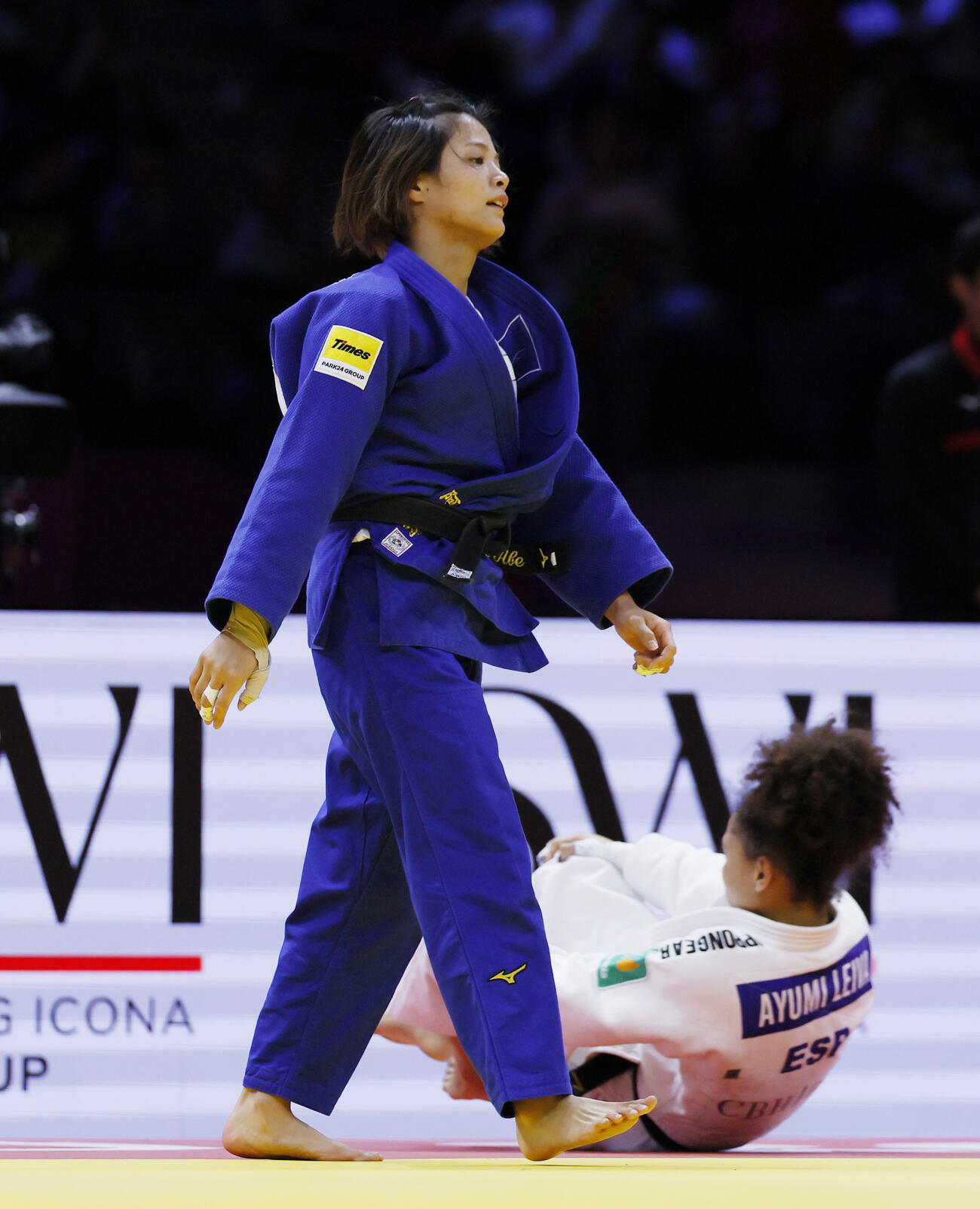 女子52キロ級準決勝　スペイン選手（下）に勝利した阿部詩＝バクー（共同）
